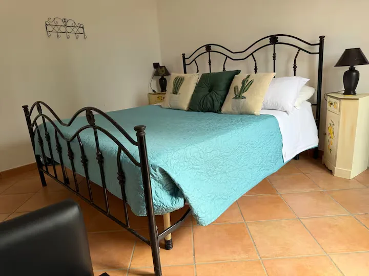 Camera 01 matrimoniale con letto in ferro battuto a Casal Velino nel Cilento
