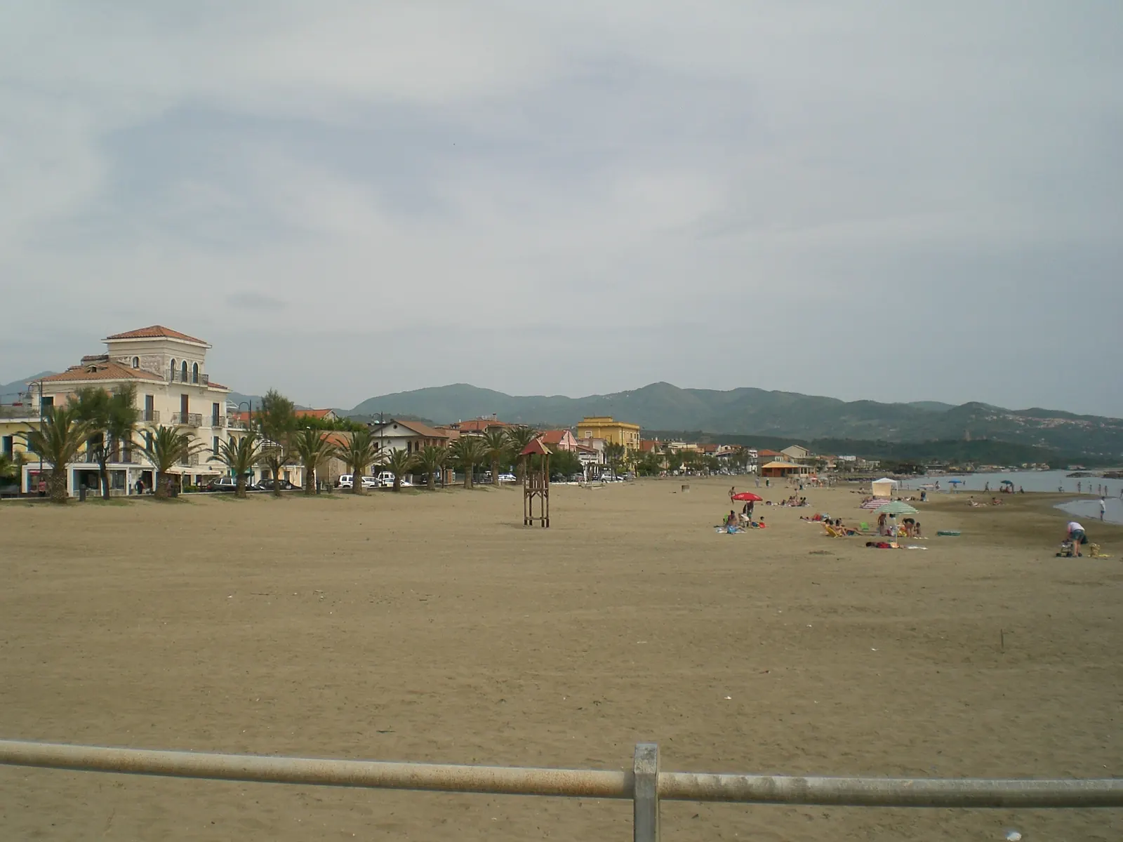 Strand von Casal Velino Marina im Cilento: goldener Sand, türkisfarbenes Meer und olivenbewachsene Hügel — Urlaub im Cilento, Italien