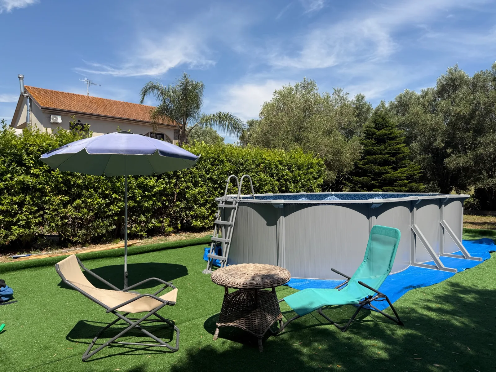 Relaxbereich am Pool mit Sonnenliegen und Sonnenschirm — Villa MaLuGio, Cilento