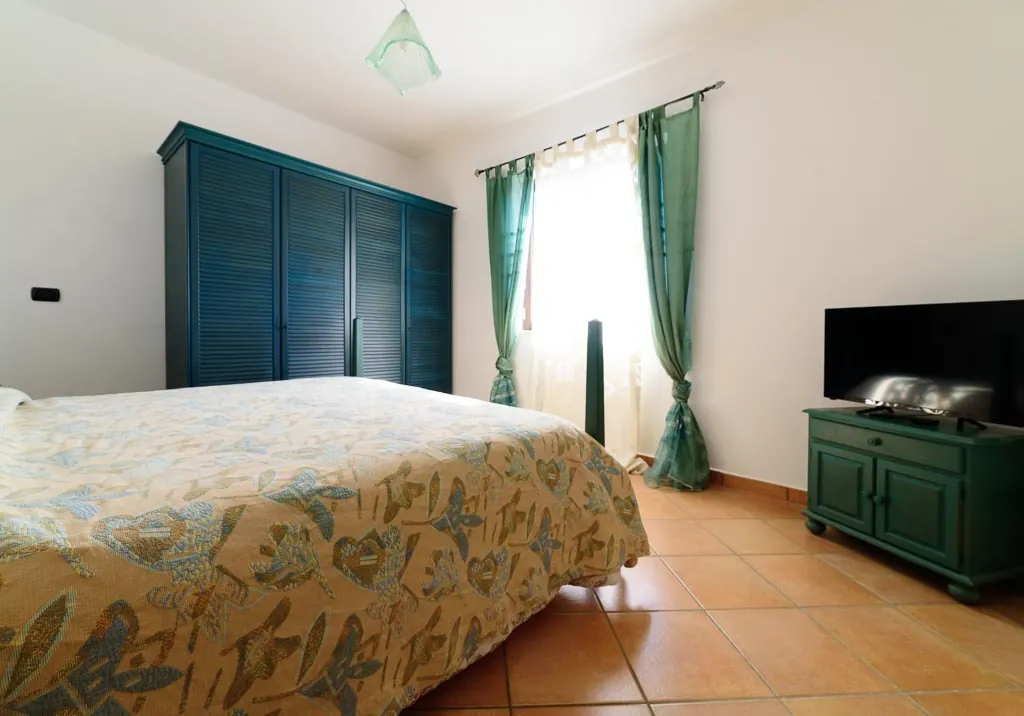 Green Room: double room at Villa MaLuGio with green wardrobe, green curtains and TV, Casal Velino Cilento