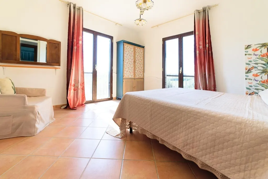 Flora Room: double room at Villa MaLuGio with double access to the balcony overlooking the Cilento hills