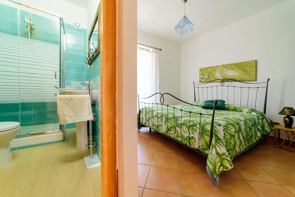 Green Room: green double room at Villa MaLuGio with wrought-iron bed and shower bathroom, Casal Velino Cilento